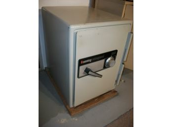 Large Safe SENTRY - Valueguard 1550 W/Fitted Interior - Good Condition (No Combo)