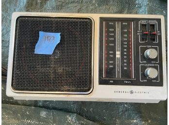 Vintage GE Portable AM/FM Radio