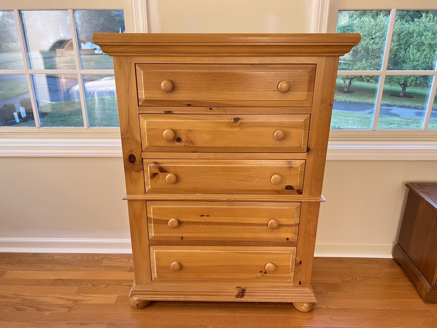 Broyhill 5 Drawer Tall Dresser In Light Wood #40660854 | Auctionninja.com