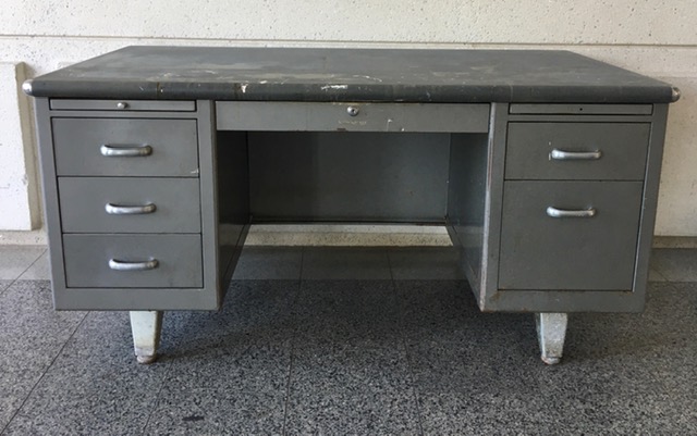 Vintage 70's Shaw Walker MCM Metal Desk #1414136 | Auctionninja.com