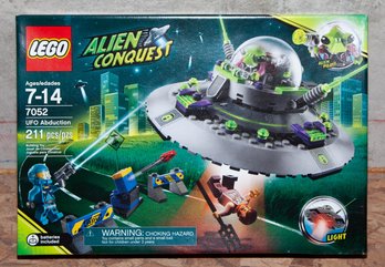 2011 LEGO 7052 UFO Abduction Set  Unopened