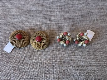 193) Vintage Pair Of Italian Gold Tone Coral Center Bead Clipon Earrings - Gold Coral / Pearl Beads Clipon