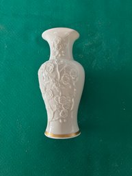 063) Lenox Vintage Ivory Porcelain Bud Vase