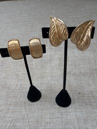194) Vintage Bobley Leaf Gold Tone Clipon Earrings - Huggy Gold Tone Clipon Earrings - Shippable