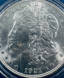 1921 MORGAN SILVER DOLLAR COIN - BU/ BRILLIANT UNCIRCULATED - IN PLASTIC CAPSULE