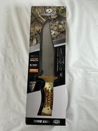 Mossy Oak Branded Bowie Knife With A Stag-style Handle And A Stainless Steel Blade