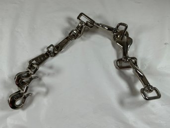 Metal Heavy Duty Clips Interlocked Together