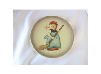 Hummel, Goebel, Little Homemakers, #745, TMK6, Miniature Plate, Collector Plate, German Porcelain