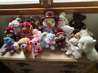 14' Musical Country Duck Bib Overalls Brown Hat, Dakin Raggedy Ann Bear, And Other Vintage Stuffed Animals