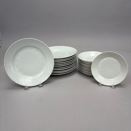 Twenty-Four Danish Porcelain 'BIG53' Pattern Dishes, Bing & Grondahl, Copenhagen, 20th Century