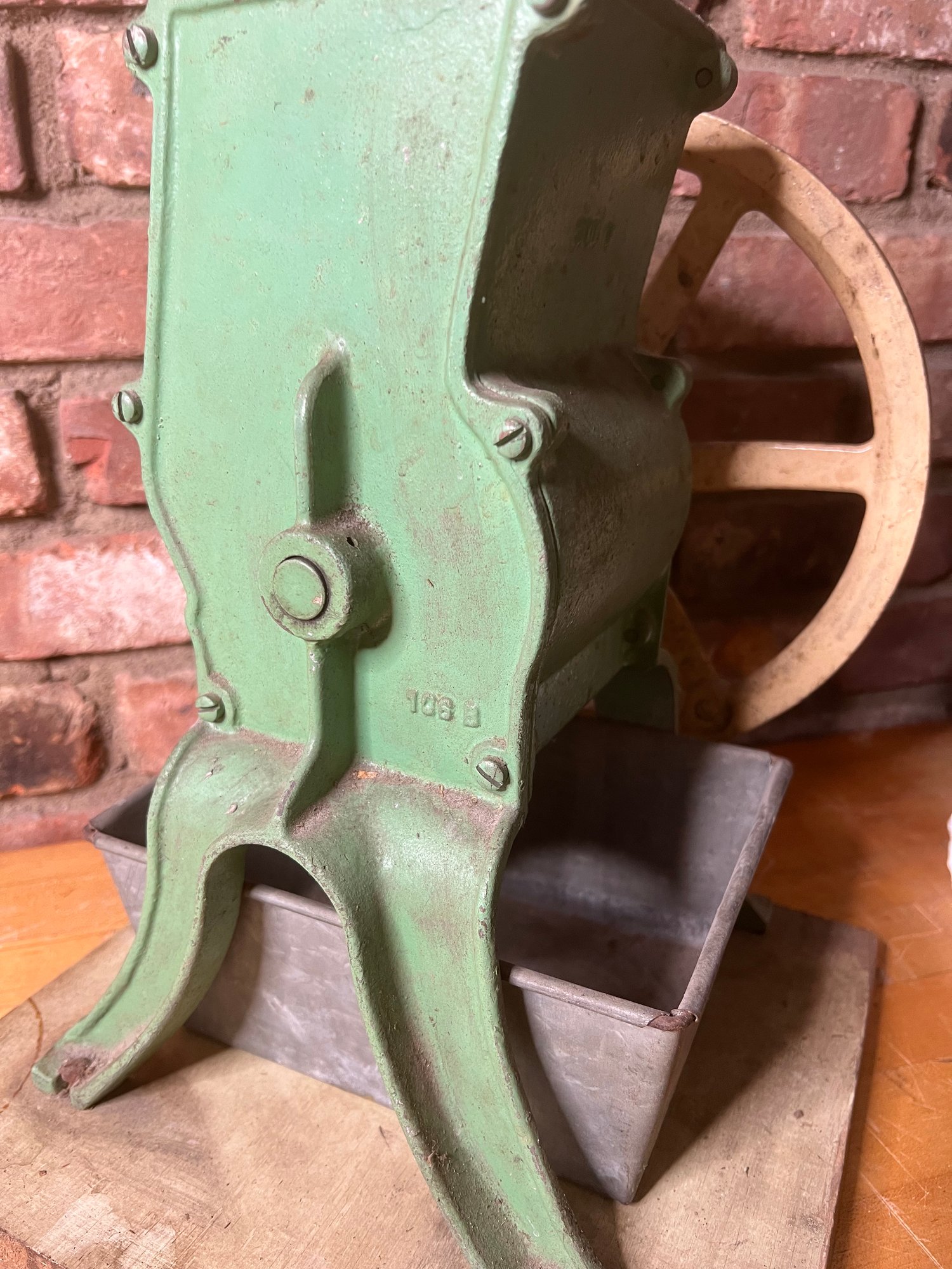 B-16 )ANTIQUE CAST IRON 