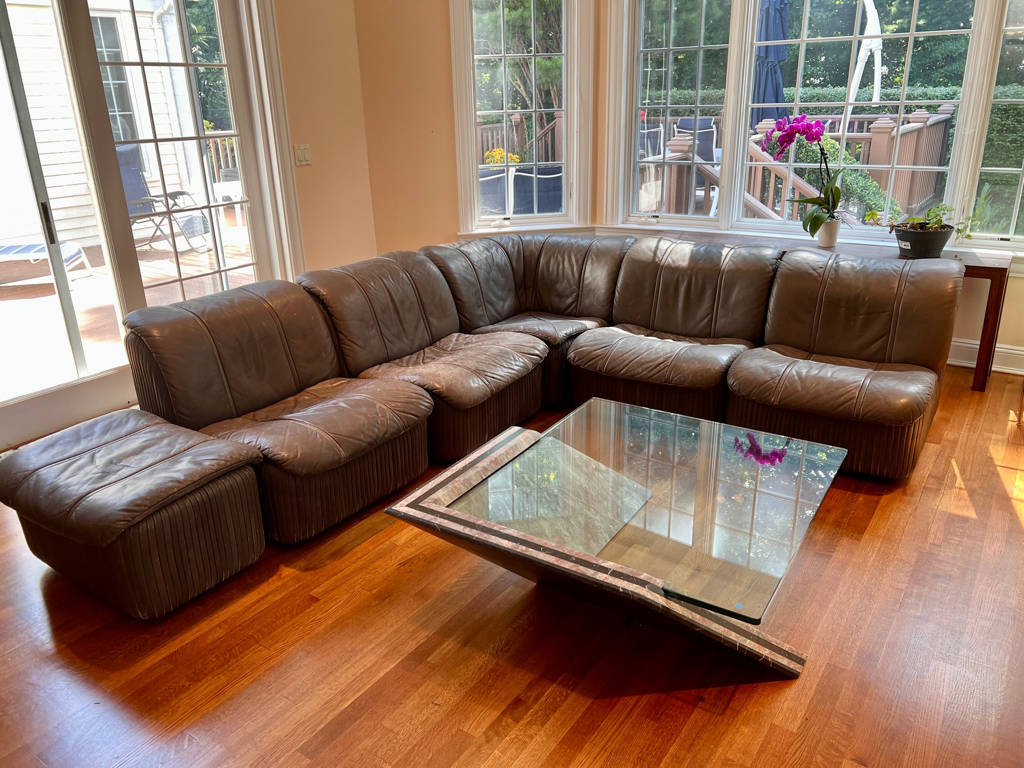 D & D 1980s BROWN LEATHER FIVE PIECE MODULAR SOFA WITH RIBBED SIDES ...