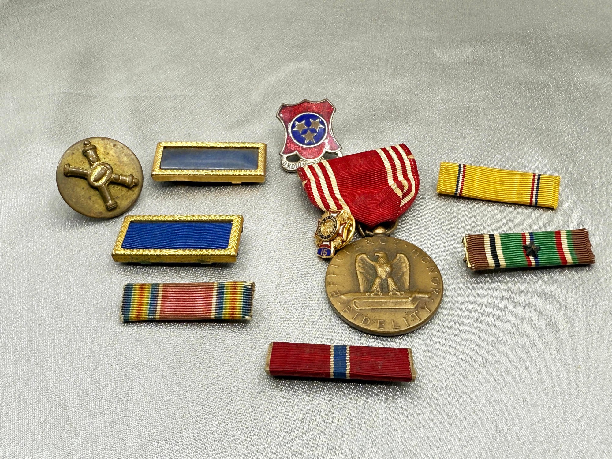 (A-57) VINTAGE SET OF 10 ARMED SERVICES RIBBONS, BUTTONS AND MEDALS ...