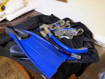 (B-27) PRE OWNED SET OF OCEANIC SNORKELING GEAR SET-2 MASKS 2 SNORKELS, FINS AND MESH BAGS