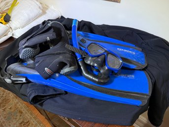 (B-28) PRE OWNED SET OF SNORKLING GEAR SET-1 MASK 1 SNORKELS, MARES FINS AND MESH BAG