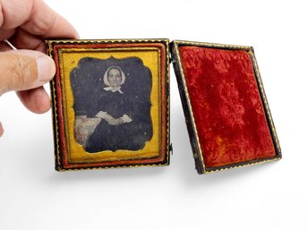 (A-51) ANTIQUE CIVIL WAR ERA DAGUERREOTYPE PHOTOGRAPH IN LEATHER FRAME - WOMAN IN BONNET