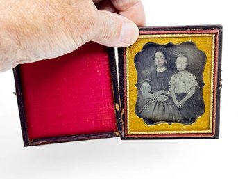 (A-61) ANTIQUE CIVIL WAR ERA DAGUERREOTYPE PHOTOGRAPH IN LEATHER FRAME - WOMAN AND DAUGHTER-