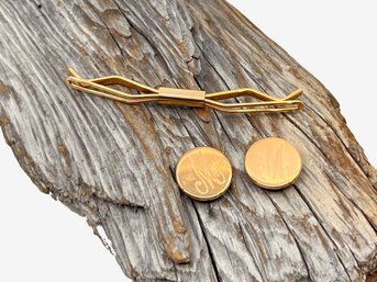 (J-38) VINTAGE 14 KARAT YELLOW GOLD COLLAR PIN AND 2 ENGRAVED BUTTON COVERS-APPROX. 3.68 DWT