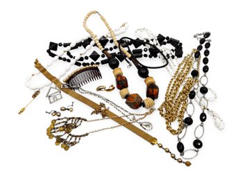 (A-82) VINTAGE SET OF 15 COSTUME JEWELRY ITEMS-NECKLACE'S, BRACELETS AND EARRINGS