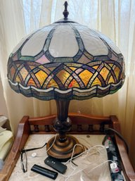 (UPBR) VINTAGE STAINED GLASS TABLE LAMP TIFFANY STYLE, WORKING -30'