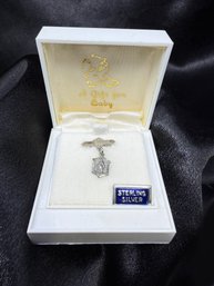 (J-55) VINTAGE STERLING SILVER BABY MIRACULOUS MEDAL ON A BAR PIN-BAPTISM-W/ORIGINAL FITTED CASE