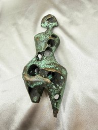 (A-1) VINTAGE MID CENTURY, BRUTALIST BRONZE SCULPTURE OF A FEMALE FIGURE IN THE STYLE OF HENRY MOORE