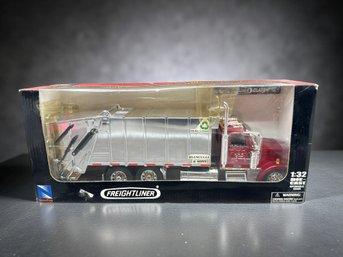 (A-42) VINTAGE NEW IN BOX-NEW RAY FREIGHTLINER 1:32 DIE CAST TRUCK MODEL