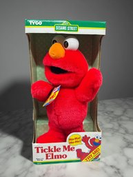 (A-44) VINTAGE NEW IN BOX 199/96 TYCO TICKLE ME ELMO DOLL