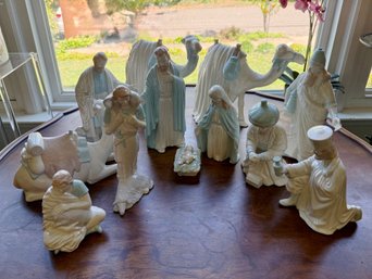 (LR) VINTAGE 12 FIGURE CERAMIC NATIVITY SET