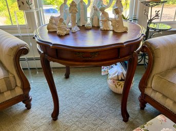 (LR) ANTIQUE MAHOGANY PIE CRUST ACCENT TABLE - 32' BY 29'H - SEE SPLITS TOP WOOD