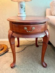 (LR) PAIR OF VINTAGE THOMASVILLE ACCENT TABLES, ROUND TOP, ONE DRAWER - 28' BY 25' BY 23'