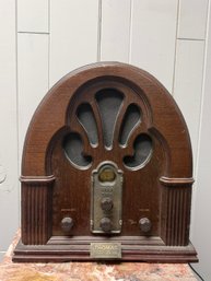 (P-65) VINTAGE THOMAS COLLECTOR'S EDITION RADIO  MODEL 418, WORKING - 12' BY 13'