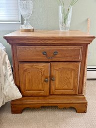 (BR) PAIR OF VINTAGE OACK NIGHTSTANDS - WYNWOOD - 28' BY 27' BY 19'