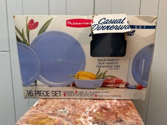 (P-77) RUBBERMAID CASUAL DINNERWARE SET NEW OLD STOCK IN BOX, 16 PIECE SET