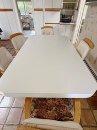 (K) VINTAGE WHITE MICA OVAL KITCHEN TABLE & SIX CHAIRS - 74' BY 42' BY 32'