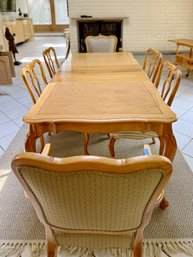 (DR) VINTAGE LIGHT WOOD FRENCH PROVINCIAL STYLE DINING TABLE & SIX CHAIRS - 60' BY 29' BY 30' W/2 LEAVES ON