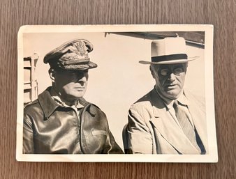 (PH-22) WWII 1944 BLACK & WHITE PHOTO - GENERAL MACARTHUR & PRESIDENT ROOSEVELT VISIT OAHU