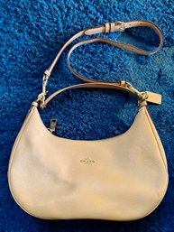 (BAG-9) VINTAGE COACH TAN LEATHER SHOULDER BAG - 13' BY 10.5'