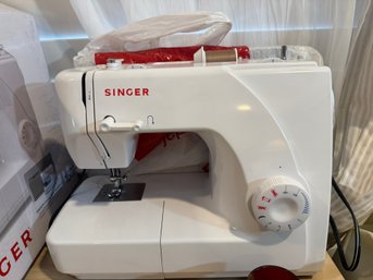 (UPBR) WORKING SINGER SEWING MACHINE WITH CASE & BOX
