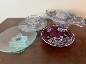(P-6) COLLECTION OF VINTAGE DECORATIVE GLASS PIECES - SILVER OVERLAY & JUDAICA PEDESTAL - 9'-13'