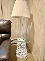 (DEN) VINTAGE GLASS TOP TABLE WITH UNIQUE WHITE FLORAL LAMP BASE - 21' ROUND BY 59'H