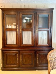 (DR) VINTAGE FRENCH PROVINCIAL STYLE CHINA CABINET - APPROX: 90' BY 70' BY 20'