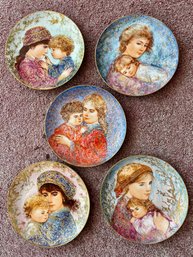 (B-36) COLLECTION OF FIVE VINTAGE PORCELAIN COLLECTOR PLATES - EDNA HIBEL MOTHER & CHILD - APPROX: 9'