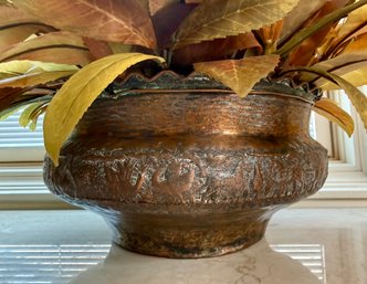 (P-1) BEAUTIFUL VINTAGE ARTS & CRAFTS STYLE COPPER POT FILLED WITH AUTUMN FLORALS - 13' BY 6'