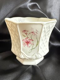 (A-30) VINTAGE BELLEEK COUNTRY TRELLIS HAND PAINTED PORCELAIN CACHE POT-IVORY-IRELAND