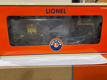 (K) VINTAGE LIONEL TRAINS 'ARCHIVE UPS OPERATING BOX CAR' #6-26827 - NEW IN BOX