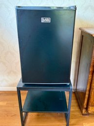 (UPBR) BLACK & DECKER MINI FRIDGE CLEAN & WORKING / ATTACHED TO METAL BASE -