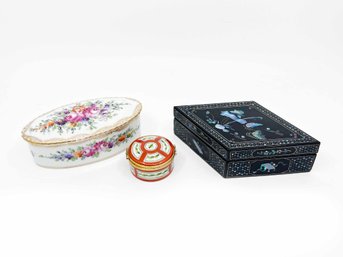 (A-13) VINTAGE LOT OF 3 ITEMS-2 PORCELAIN TRINKET BOXES 1 MARKED LIMOGE & 1 WOOD LACQUER BOX
