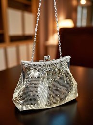 (A-55) VINTAGE WHITING AND DAVIS SILVER COLOR MESH CLUTCH PURSE W/RHINESTONE CLOSURE