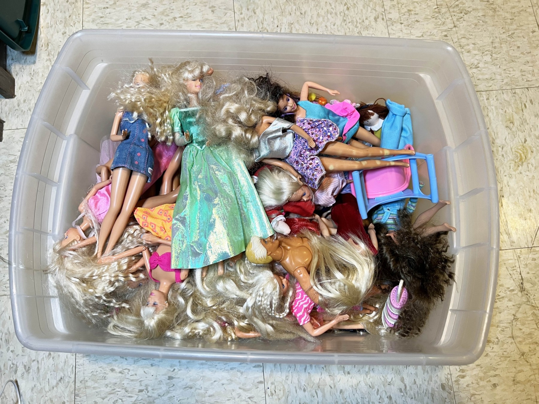 B-30) HUGE BIN OF VINTAGE BARBIE DOLLS KEN ACCESSORIES #9066